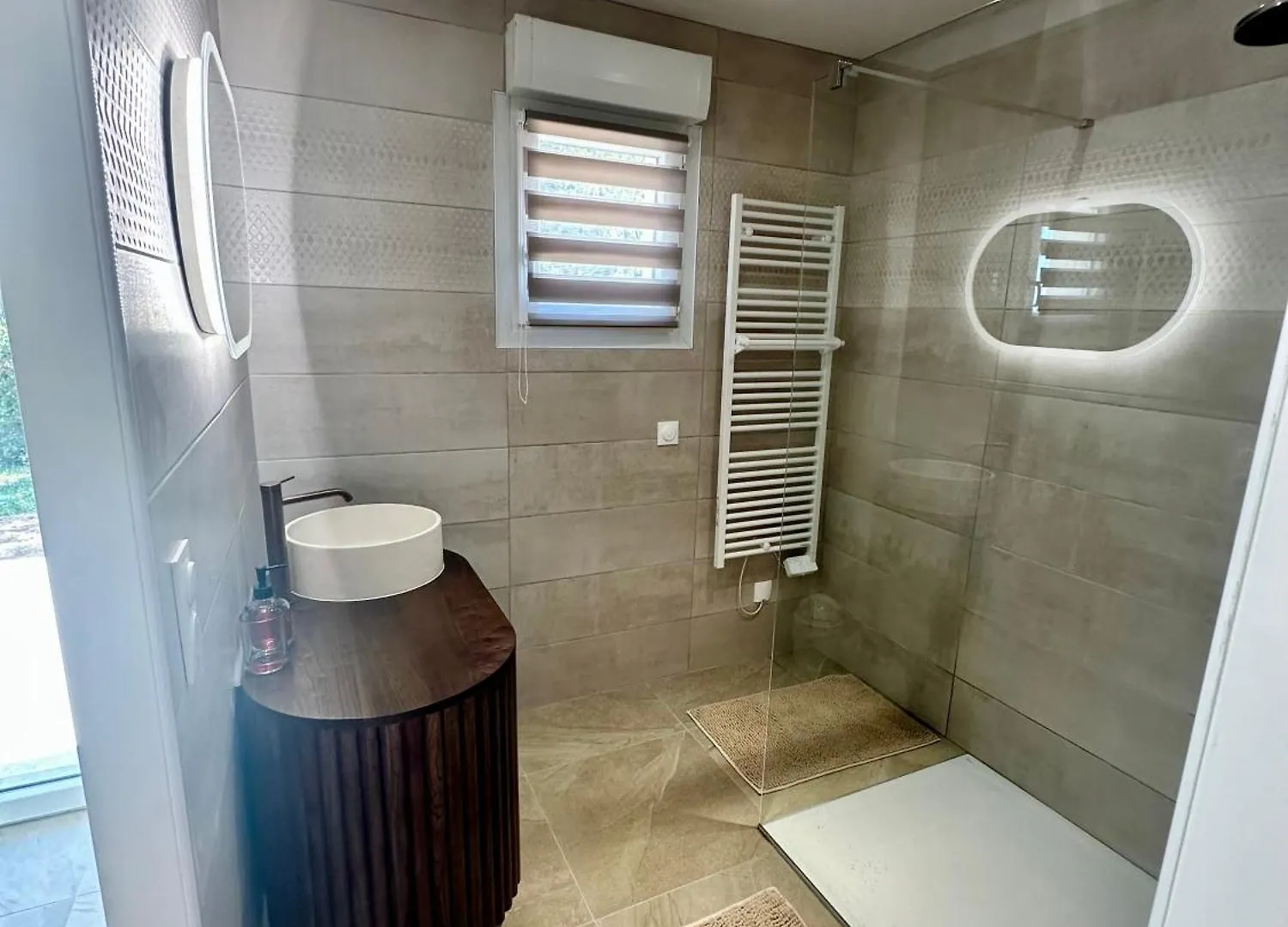 Maison Neuve, Cadre Apaisant,Jacuzzi Et Piscine Planioles 0*,