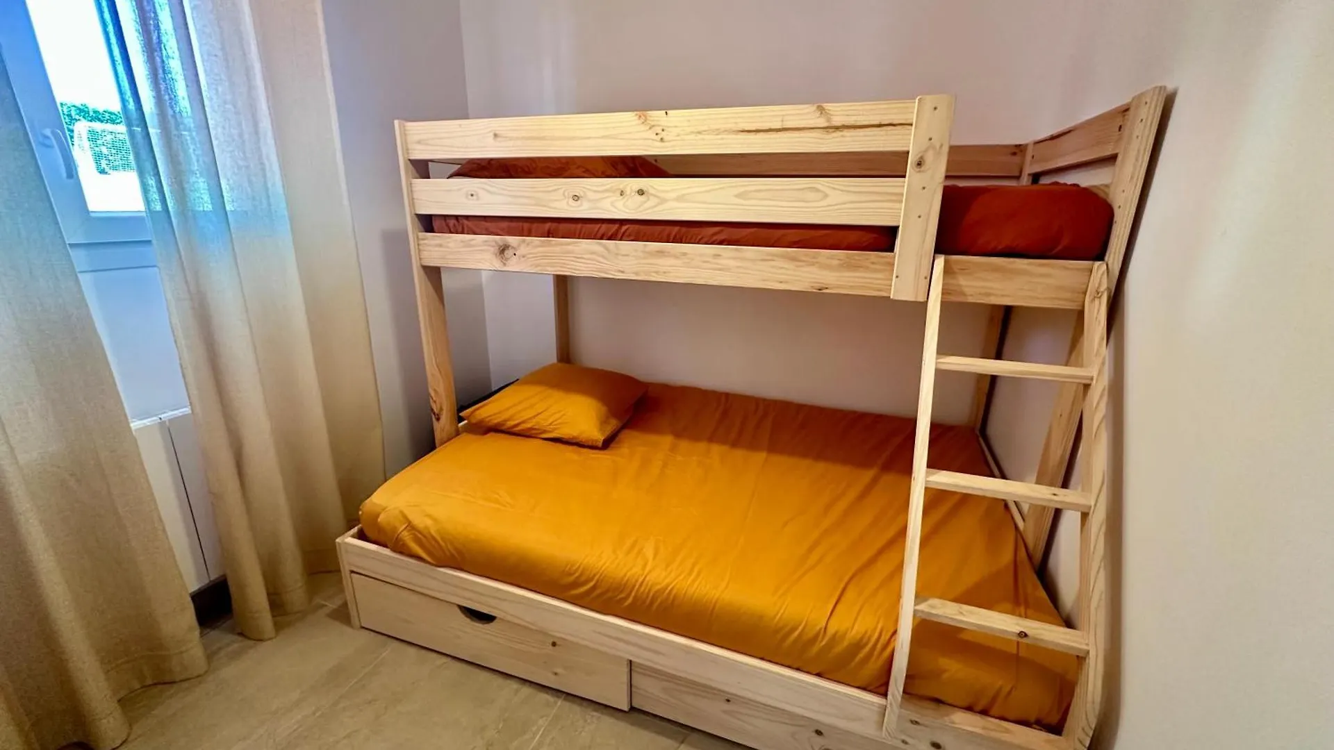 Holiday home Maison Neuve, Cadre Apaisant,Jacuzzi Et Piscine Planioles France